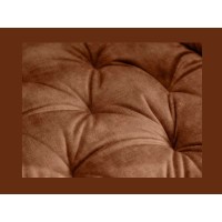Zoom sur l'assise de la chaise COMFY en velours marron