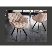 Chaise COMFY en velours beige champagne dans un décor 3D