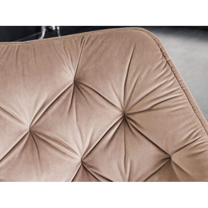 Zoom sur le dossier de la chaise COMFY en velours beige champagne