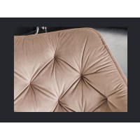 Zoom sur le dossier de la chaise COMFY en velours beige champagne
