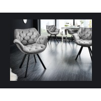 Chaise COMFY en velours gris clair vue éloignée