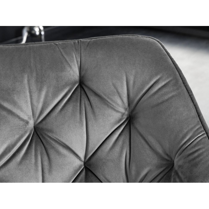 Zoom sur le dossier de la chaise COMFY en velours gris clair