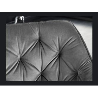 Zoom sur le dossier de la chaise COMFY en velours gris clair