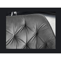 Zoom sur le dossier de la chaise COMFY en velours gris clair