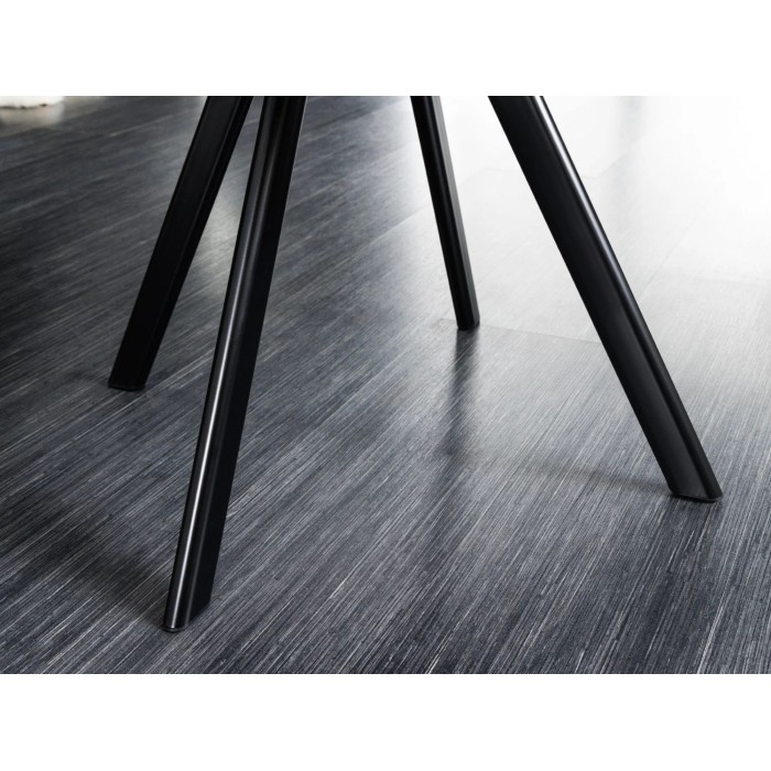 Zoom sur les pieds de la chaise COMFY en velours gris clair