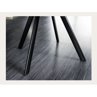 Zoom sur les pieds de la chaise COMFY en velours gris clair