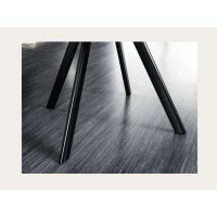 Zoom sur les pieds de la chaise COMFY en velours gris clair