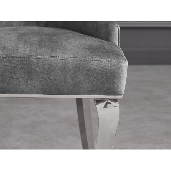 Zoom sur l'assise de la chaise VELENA en velours grise