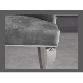 Zoom sur l'assise de la chaise VELENA en velours grise