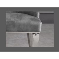 Zoom sur l'assise de la chaise VELENA en velours grise