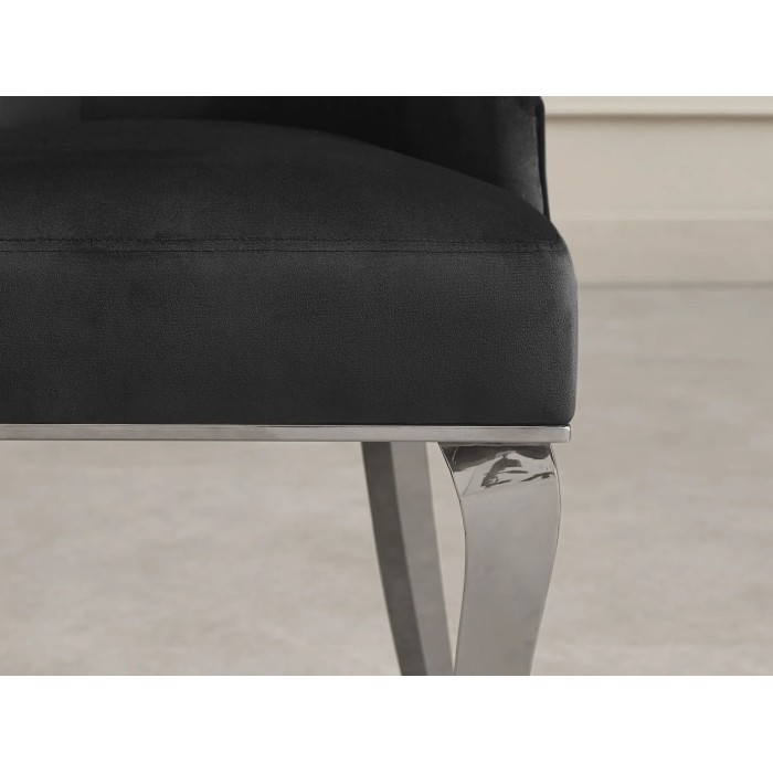 Zoom sur l'assise de la chaise VELENA noir en velours