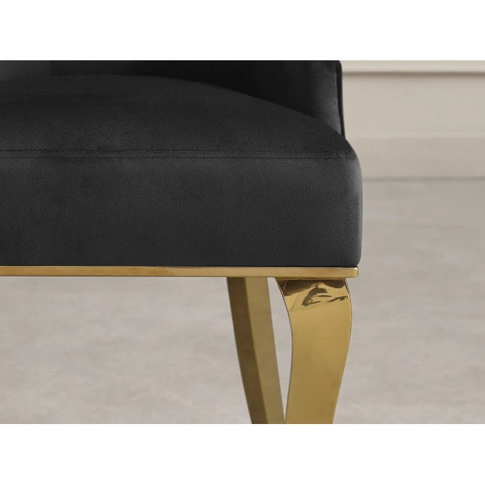 Zoom sur l'assise de la chaise VELENA en velours noir et pieds dorés