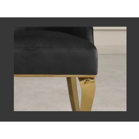 Zoom sur l'assise de la chaise VELENA en velours noir et pieds dorés