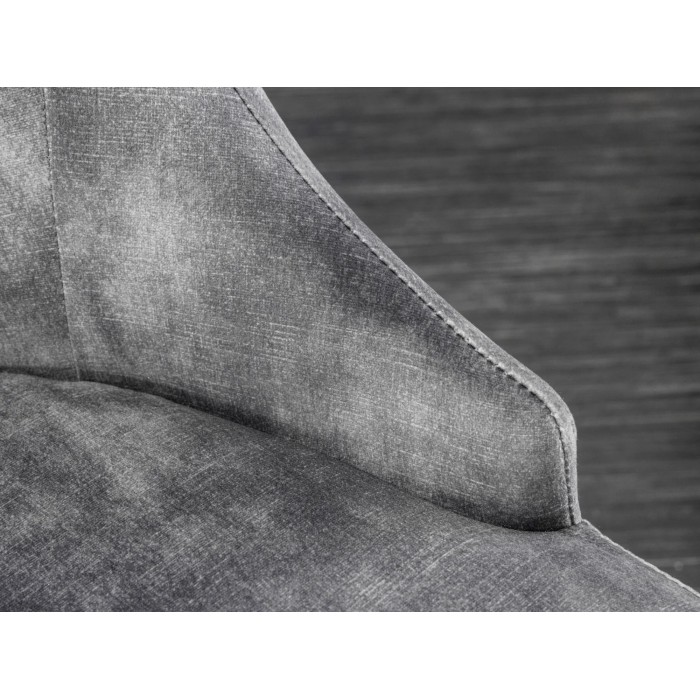Zoom sur le coin de la chaise VELENA en velours gris et pieds dorés