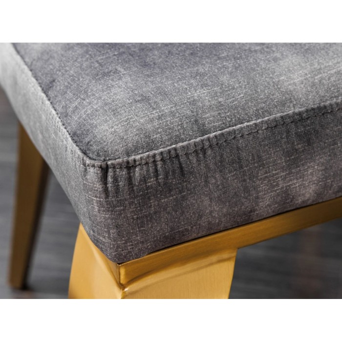 Zoom sur l'assise de la chaise VELENA en velours gris et pieds dorés