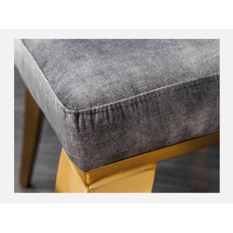 Zoom sur l'assise de la chaise VELENA en velours gris et pieds dorés