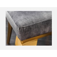Zoom sur l'assise de la chaise VELENA en velours gris et pieds dorés