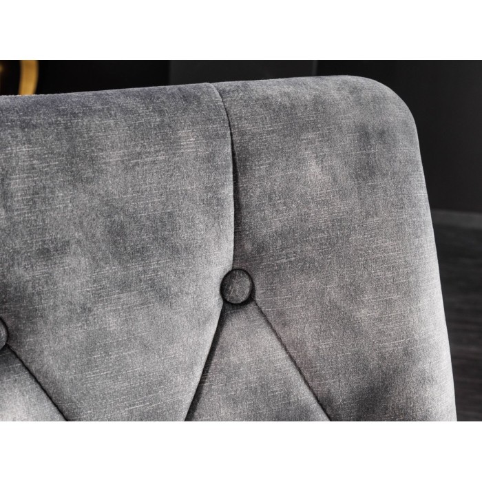 Zoom sur le dossier capitoné de la chaise VELENA en velours gris et pieds dorés