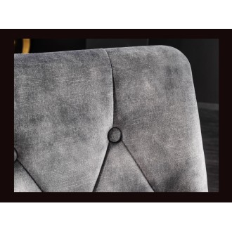 Zoom sur le dossier capitoné de la chaise VELENA en velours gris et pieds dorés
