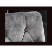 Zoom sur le dossier capitoné de la chaise VELENA en velours gris et pieds dorés