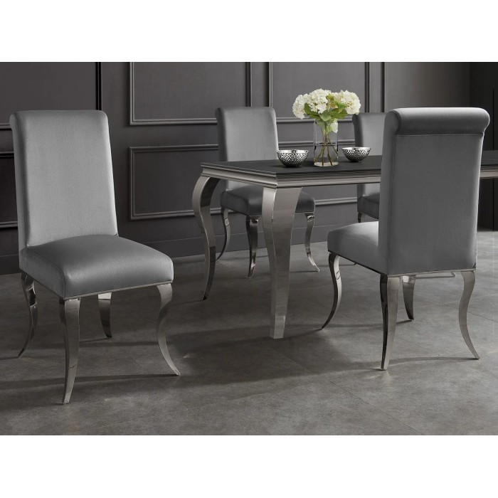 Chaise VELENA grise avec pieds argentées mise en situation