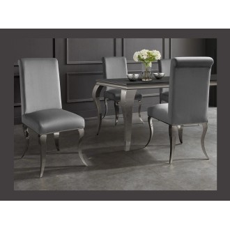 Chaise VELENA grise avec pieds argentées mise en situation
