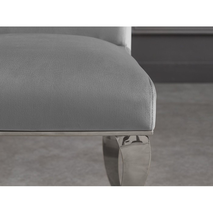 Zoom sur l'assise de la chaise VELENA grise avec pieds argentées