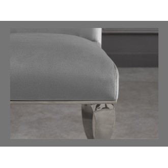 Zoom sur l'assise de la chaise VELENA grise avec pieds argentées