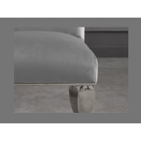 Zoom sur l'assise de la chaise VELENA grise avec pieds argentées