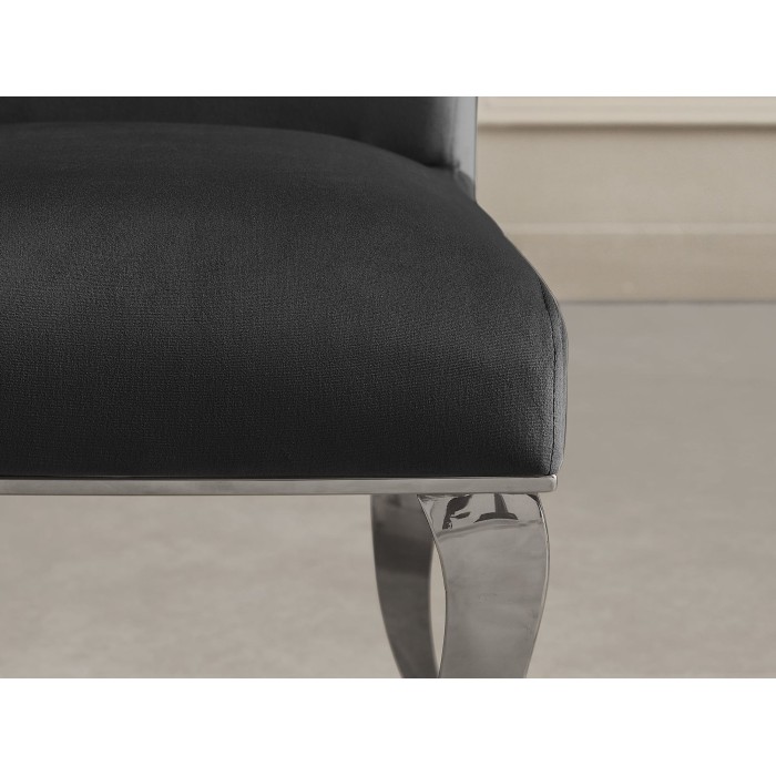 Zoom sur l'assise de la chaise VELENA noire et pieds argentés
