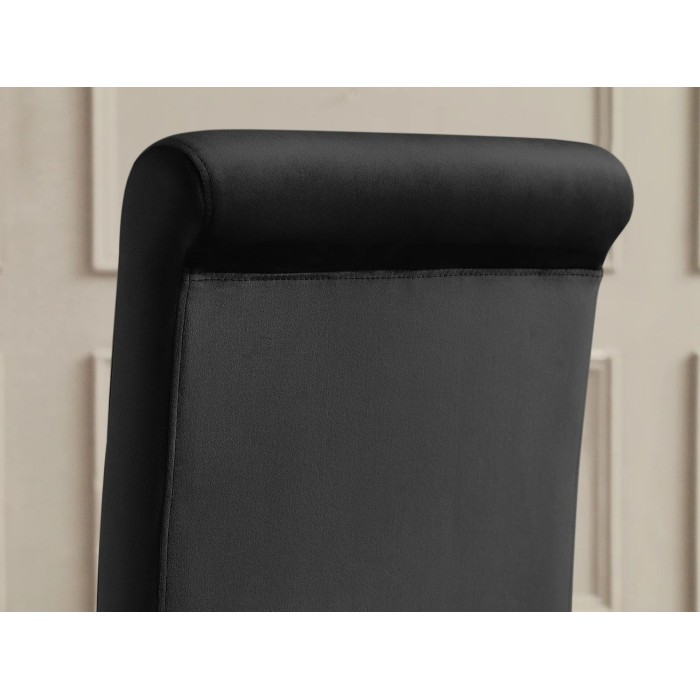 Zoom sur le dossier de la chaise VELENA noire et pieds argentés