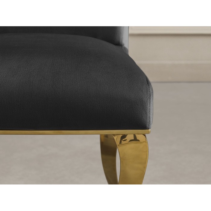 Zoom sur l'assise de la chaise VELENA noire et pieds dorés