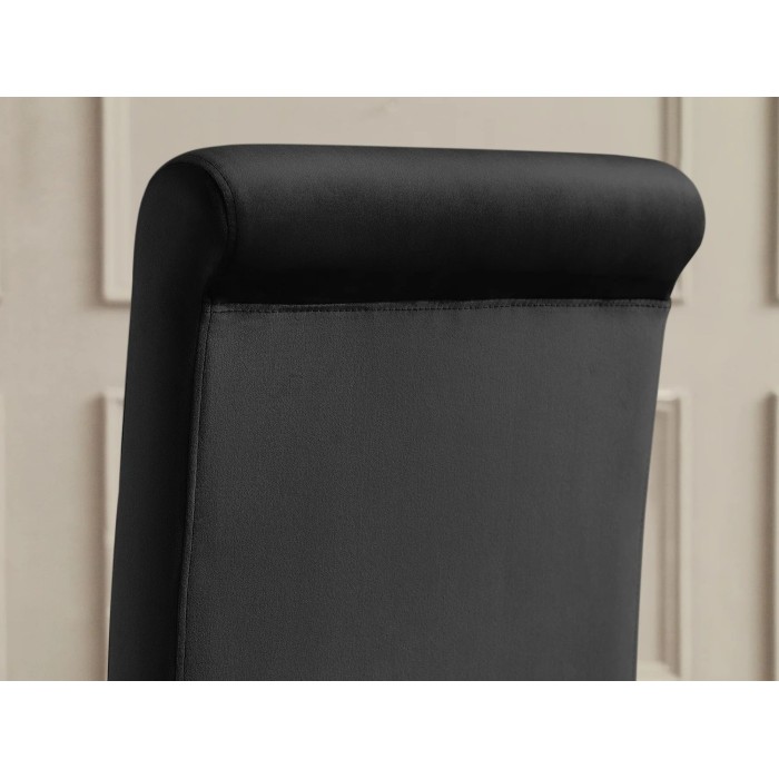 Zoom sur le dossier de la chaise VELENA noire et pieds dorés