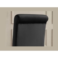 Zoom sur le dossier de la chaise VELENA noire et pieds dorés