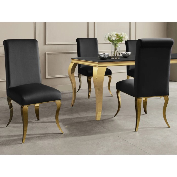Chaise VELENA noire et pieds dorés mise en situation