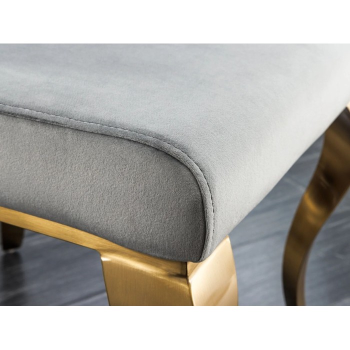 Zoom sur l'assise de la chaise VELENA grise clair et pieds dorés