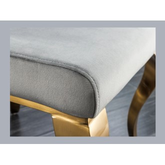 Zoom sur l'assise de la chaise VELENA grise clair et pieds dorés
