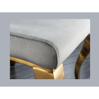 Zoom sur l'assise de la chaise VELENA grise clair et pieds dorés