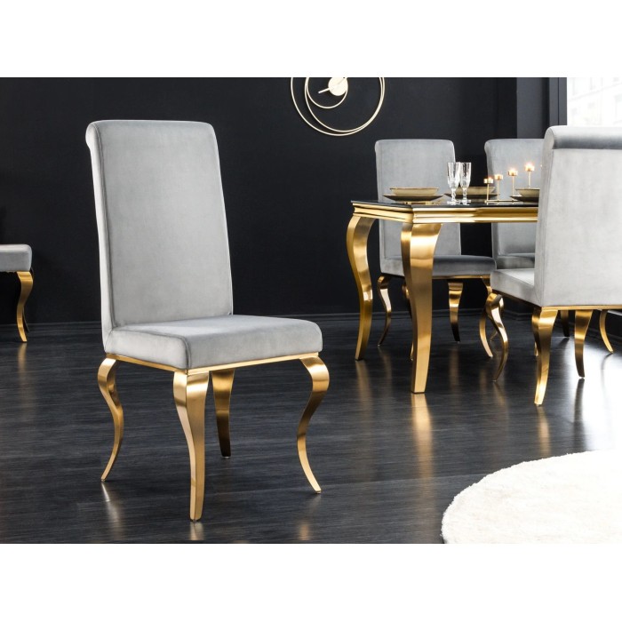 Chaise VELENA grise clair et pieds dorés mise en situation