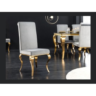 Chaise VELENA grise clair et pieds dorés mise en situation
