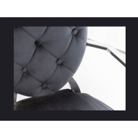 Zoom sur le capitonnage de la chaise VELENA noire et argentée avec dossier rond