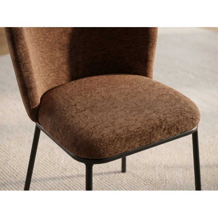 Zoom sur l'assise de la chaise PAVIA marron