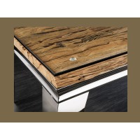 Zoom sur le coin de la table VELENA avec plateau bois et pieds argentés