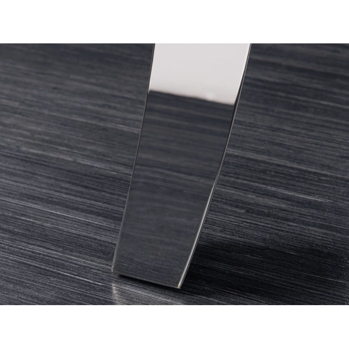 Zoom sur le pied argenté de la table VELENA