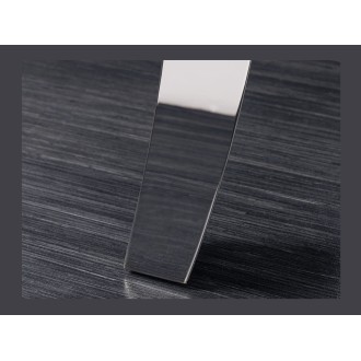 Zoom sur le pied argenté de la table VELENA