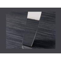 Zoom sur le pied argenté de la table VELENA