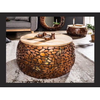 Zoom sur l'une des tables basses GALEA avec motifs mosaïc coloris bronze