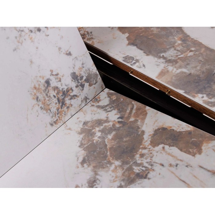Zoom sur le mécanisme d'extension de la table extensible LUMEA avec plateau en céramique et pied en bois de noyer