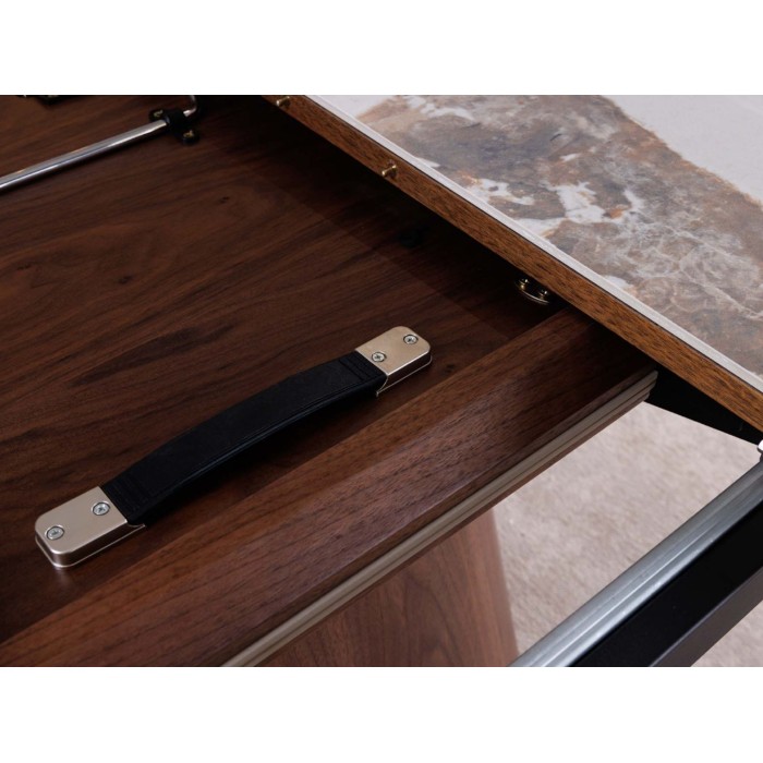Zoom sur le système d'extension du plateau de la table extensible LUMEA avec plateau en céramique et pied en bois de noyer
