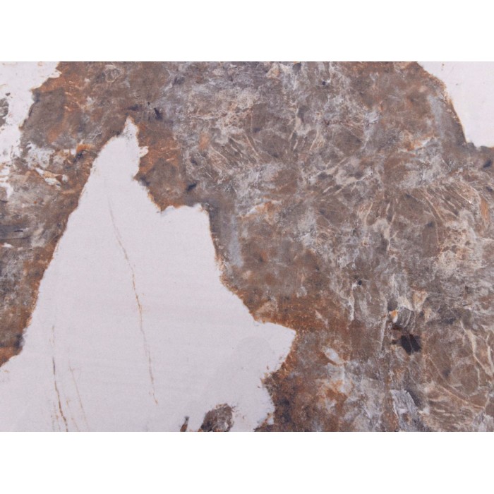Zoom sur la texture du plateau de la table extensible LUMEA avec plateau en céramique et pied en bois de noyer